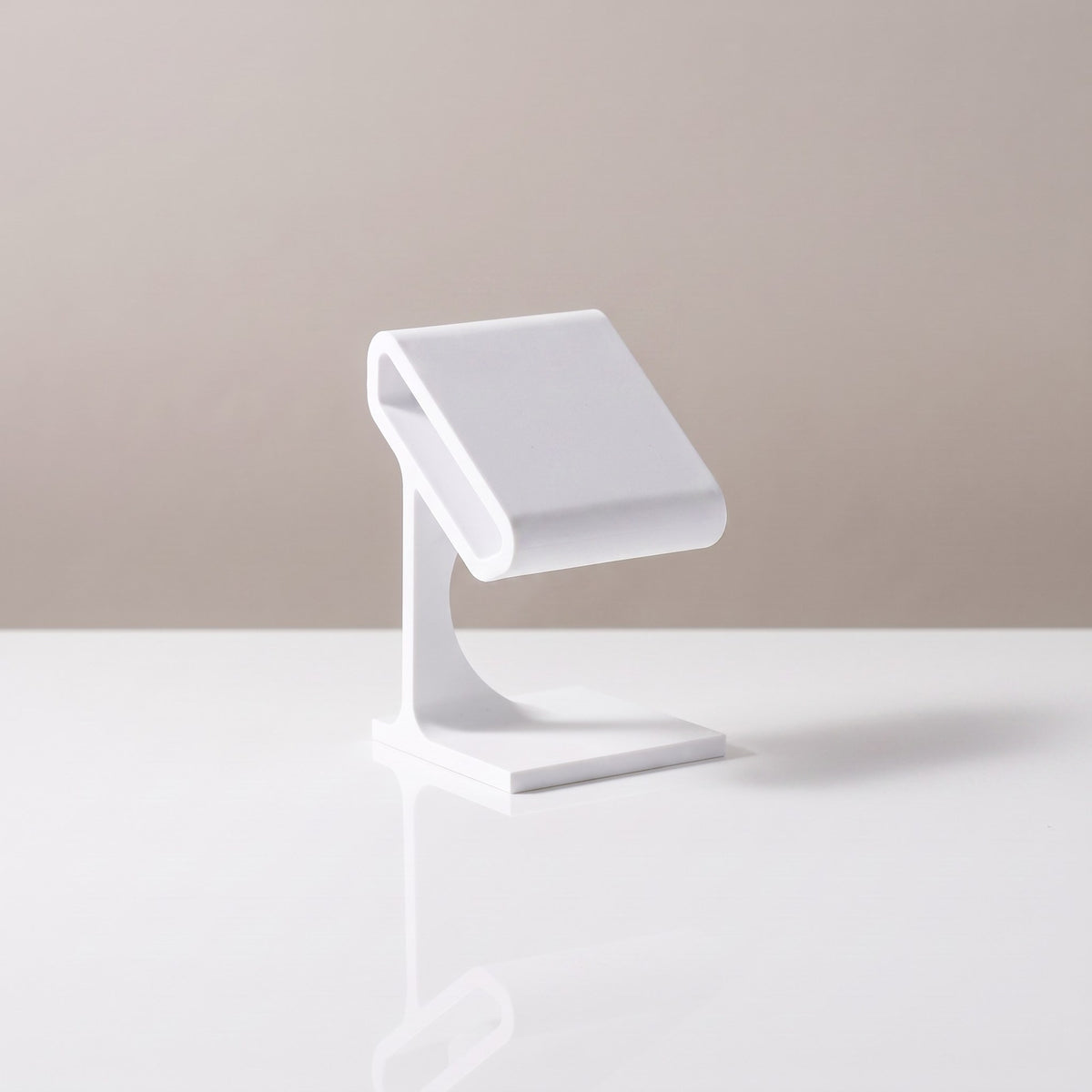 Solitaire watch stand in Ceramic white, empty